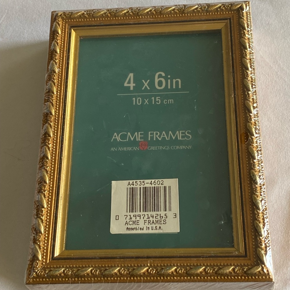 Photo Frames solid wood with gold gilt.  2pack sealed Brand New 4” x 6”.